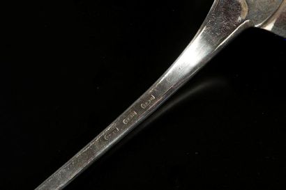 Louche en argent uni plat. Poinçon de maître...
