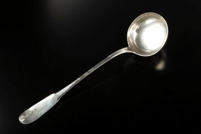 Louche en argent uni plat. Poinçon de maître...