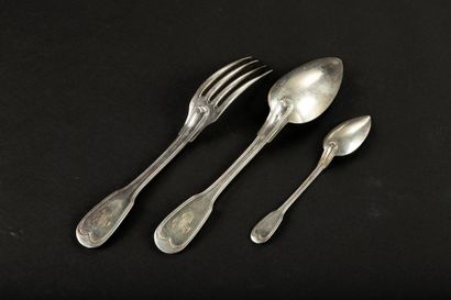 Ensemble de couverts en argent à filets:...