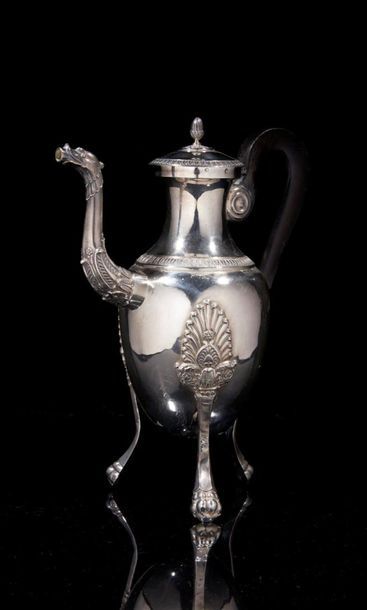 Cafetière balustre tripode en argent, décor...