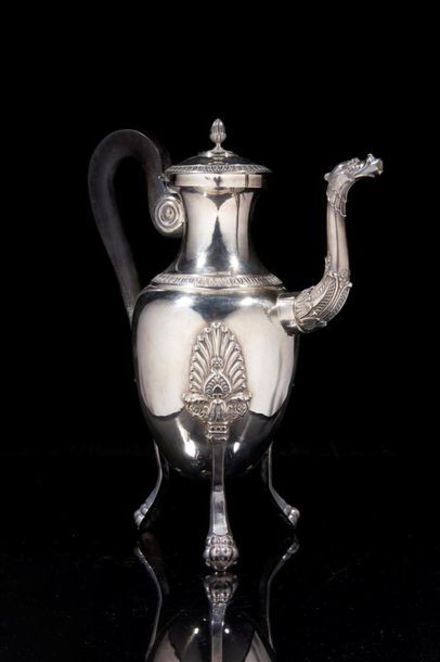 Cafetière balustre tripode en argent, décor...