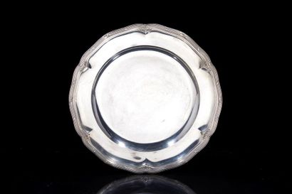 Plat rond en argent à contour, jonc rubané...