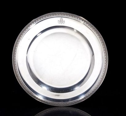 Plat rond en argent, frise de palmettes....