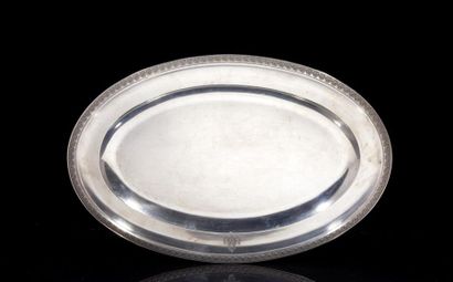 Plat ovale en argent, frise de palmettes....