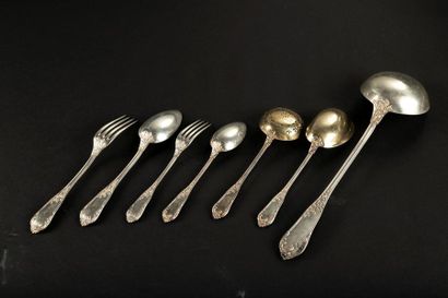 Ménagère de couverts en argent, modèle feuillagé...