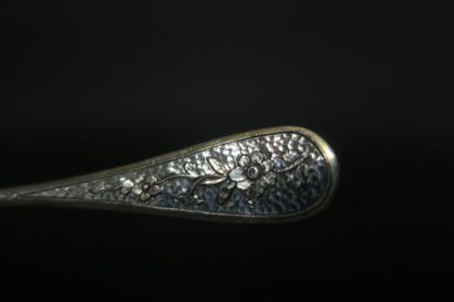 Ensemble de couverts en argent : 6 cuillers,...