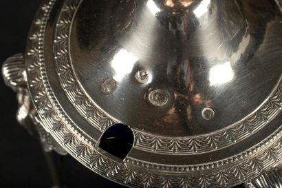 Moutardier en argent, décor de sphinges,...