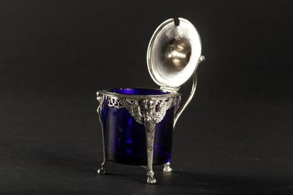 Moutardier en argent, décor de sphinges,...