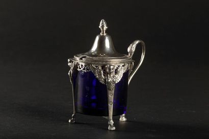Moutardier en argent, décor de sphinges,...