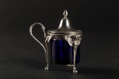 Moutardier en argent, décor de sphinges,...