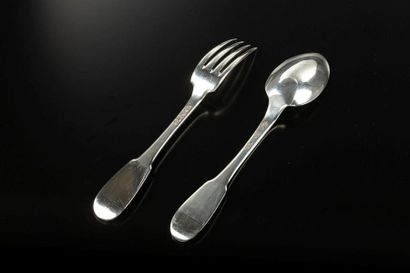 Couvert en argent uni plat. Sur chaque pièce...