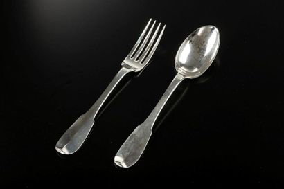 Couvert en argent uni plat. Sur chaque pièce...