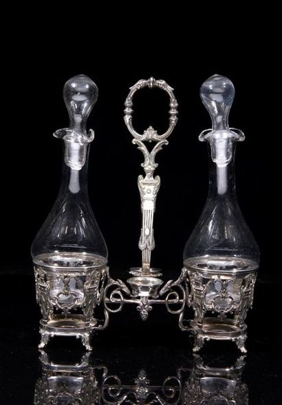 Huilier-vinaigrier en argent à décor ajouré...