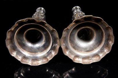 Paire de flambeaux en argent, la base ronde...