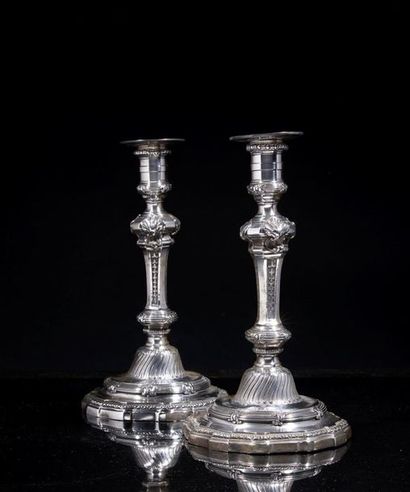 Paire de flambeaux en argent, la base ronde...