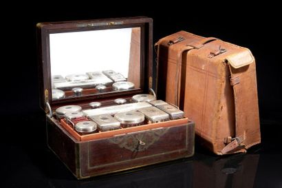 Coffret de toilette en placage de palissandre...