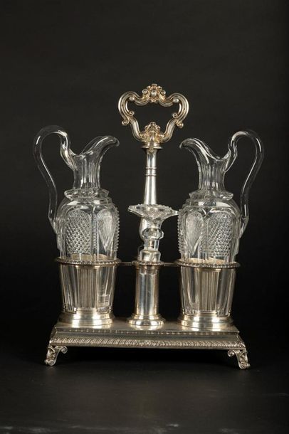 Huilier-vinaigrier en argent, décor de godrons...