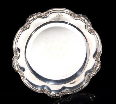 Plat rond en argent à contours, agrafes et...