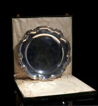 Plat rond en argent à contours, agrafes et...