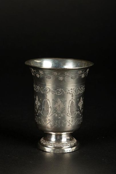 Timbale tulipe en argent gravé de rosaces...