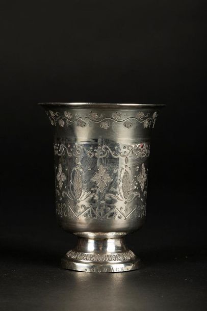 Timbale tulipe en argent gravé de rosaces...