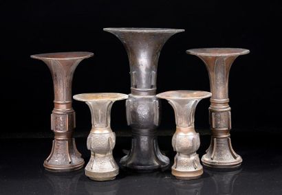 CHINE et JAPON - Vers 1900
Cinq vases 