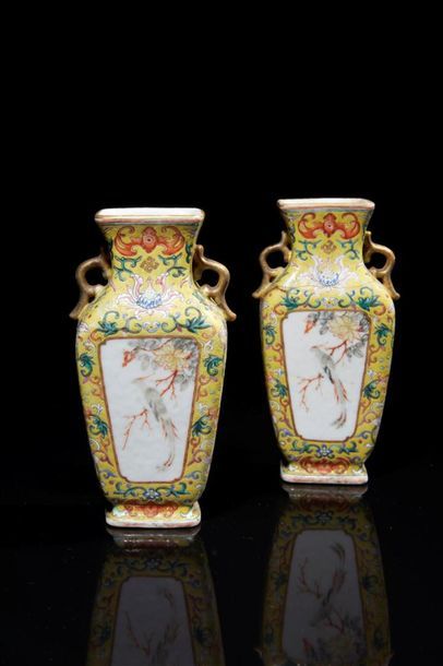CHINE - XIXe siècle
Paire de vases carrés...