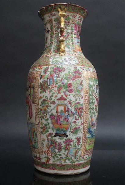 CHINE - CANTON. Vase balustre à anses en...
