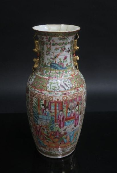 CHINE - CANTON. Vase balustre à anses en...