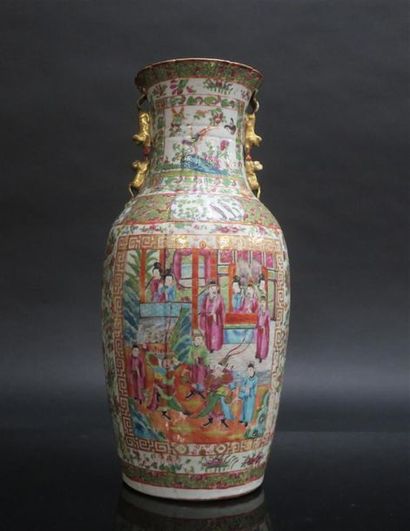 CHINE - CANTON. Vase balustre à anses en...