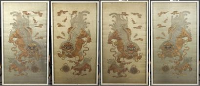 CHINE - XIXe siècle
Quatre panneaux en soie...