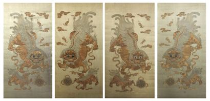 CHINE - XIXe siècle
Quatre panneaux en soie...