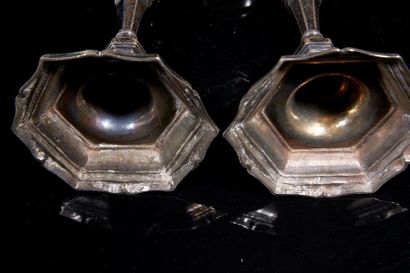 Paire de flambeaux en argent, la base hexagonale...