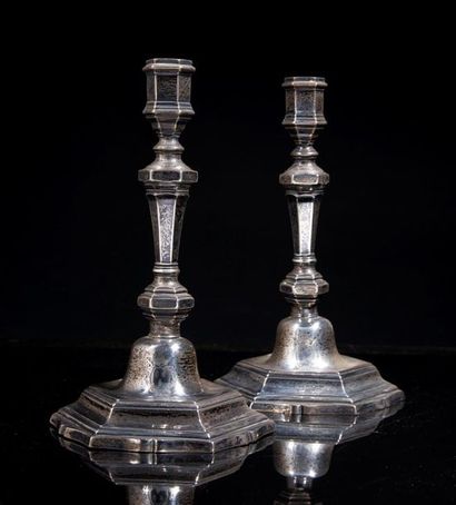 Paire de flambeaux en argent, la base hexagonale...