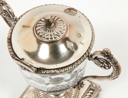Moutardier en argent à décor de godrons et...