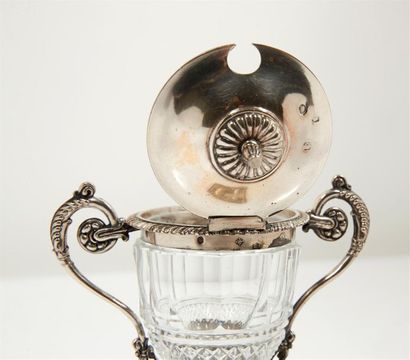 Moutardier en argent à décor de godrons et...
