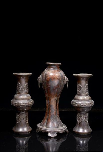 CHINE - Vers 1900
Paire de vases gu et un...