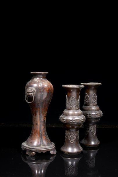 CHINE - Vers 1900
Paire de vases gu et un...