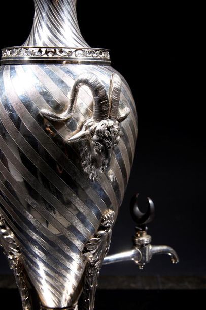 Samovar ou fontaine à eau ovoïde en argent...
