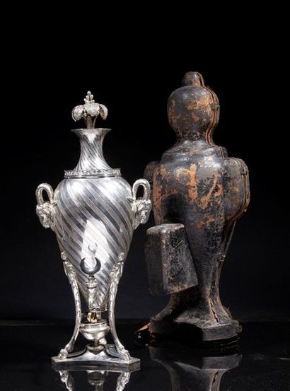 Samovar ou fontaine à eau ovoïde en argent...