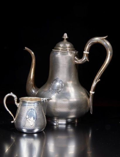 Cafetière et pot à lait balustre sur talon...