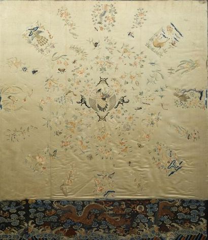 CHINE - Vers 1900
Deux panneaux en soie brodé,...