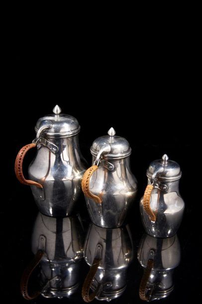Trois petites verseuses balustre en argent...