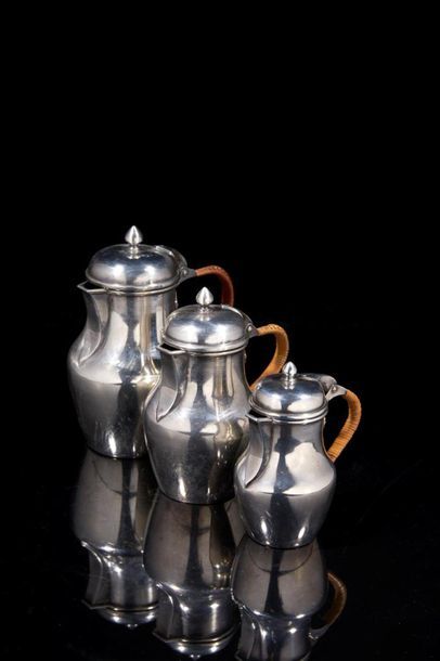 Trois petites verseuses balustre en argent...