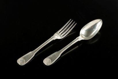 Trois couverts en argent à filets et coquilles,...