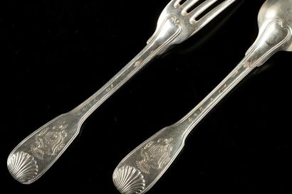 Trois couverts en argent à filets et coquilles,...