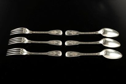 Trois couverts en argent à filets et coquilles,...