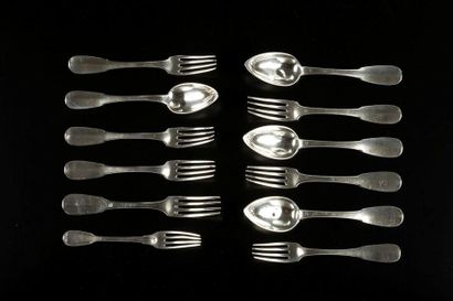 Huit fourchettes et quatre cuillers en argent....