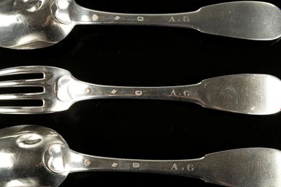 Huit fourchettes et quatre cuillers en argent....