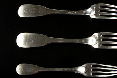 Huit fourchettes et quatre cuillers en argent....